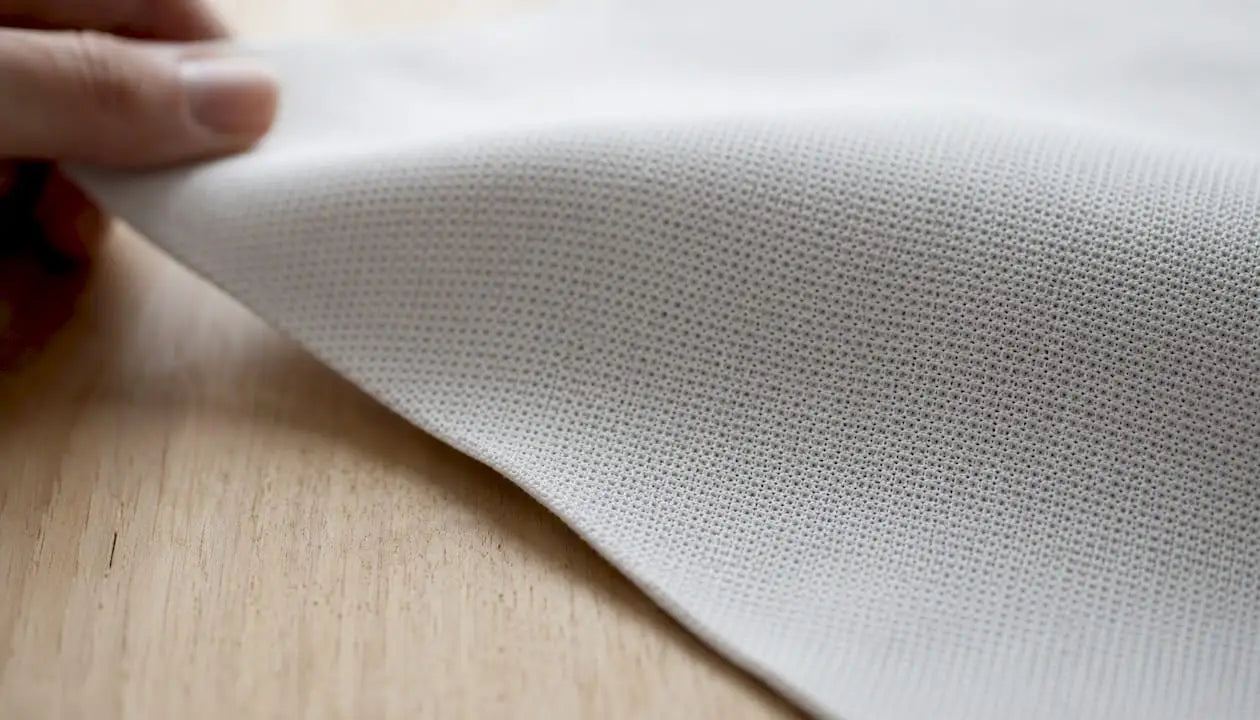 Zoom sur la texture respirante d’une housse de matelas