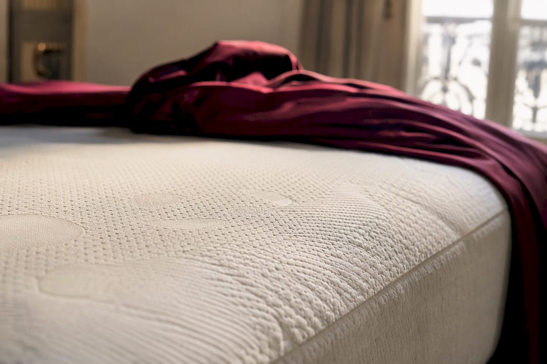 Zoom sur le tissu d'un matelas hypoallergénique élégant