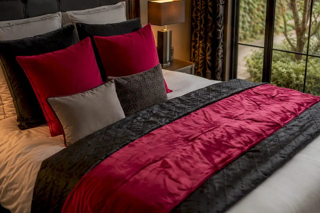 Parure de lit en satin élégamment superposée dans un coin de chambre