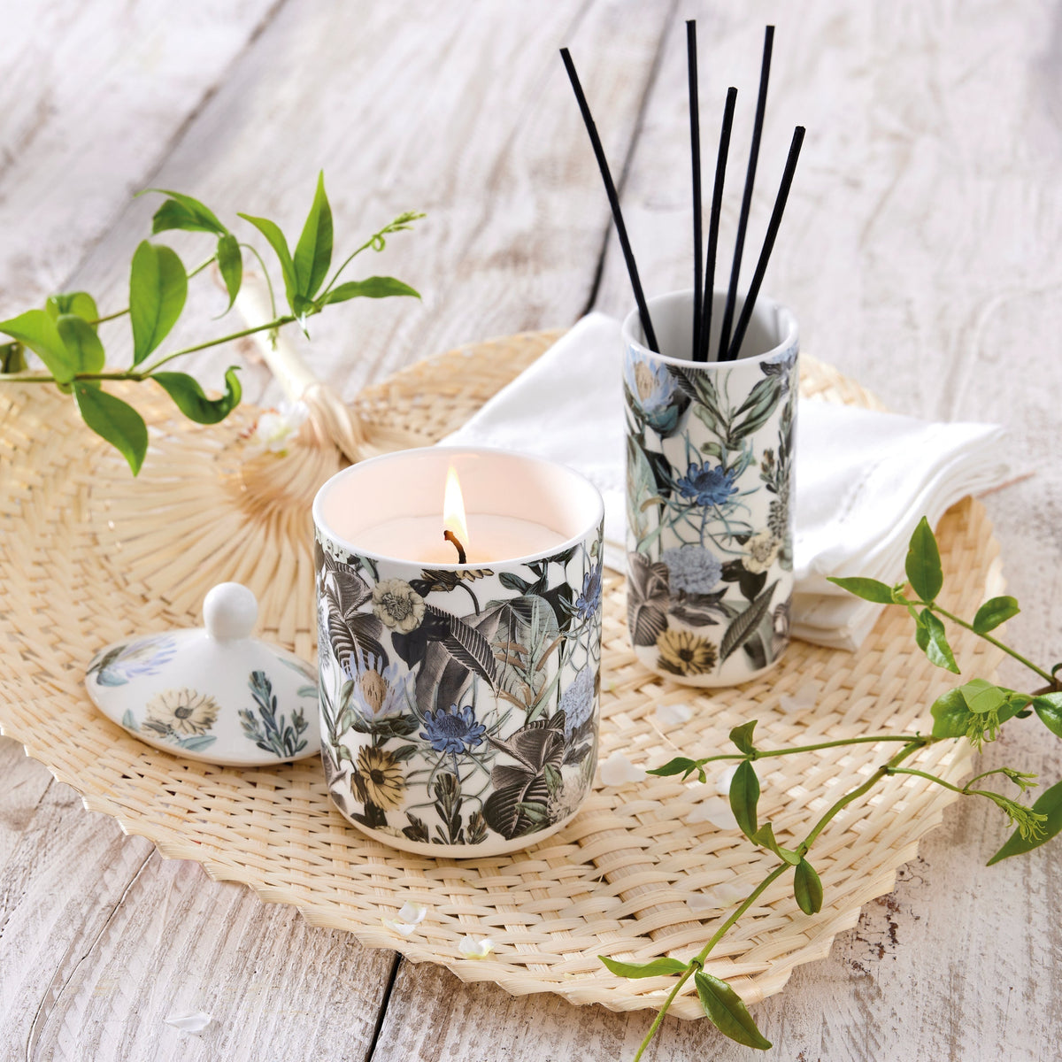 Bougie parfumée en pot de porcelaine - Garden Bleu clair - Jasmin & Ylang - durée de combustion 65h - 315 g - CXL by Christian Lacroix Maison