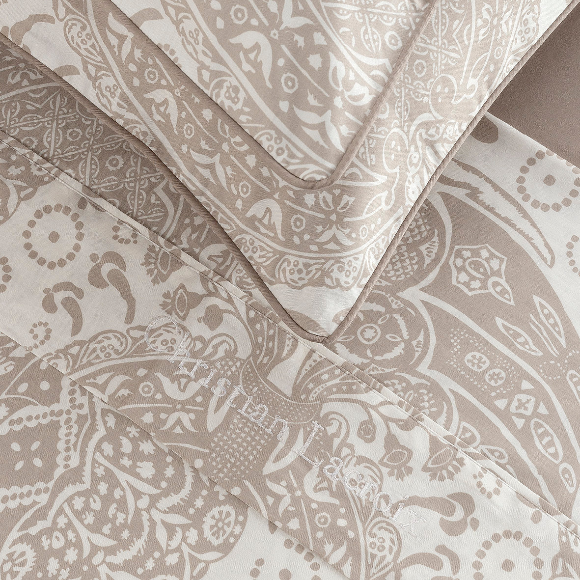 Ensemble de draps : drap-housse, drap plat, taie(s) d'oreiller en satin de coton - dessin Arles Taupe - CXL by Christian Lacroix Maison