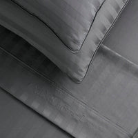 Ensemble de draps : drap-housse, drap plat, taie(s) d'oreiller en satin de coton - tissé Jacquard - dessin Rayure Gris foncé - CXL by Christian Lacroix Maison