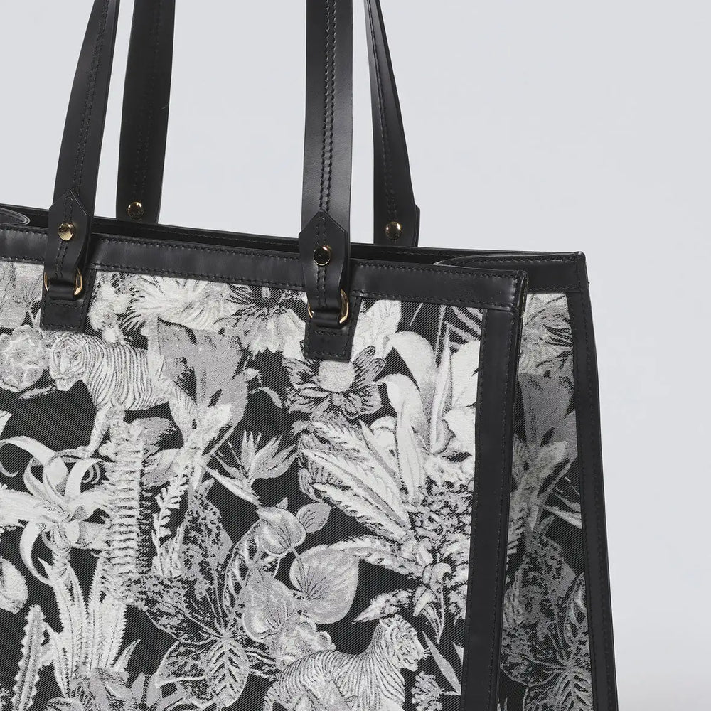 Sac tote à thème jungle en noir et blanc avec sangles en cuir.