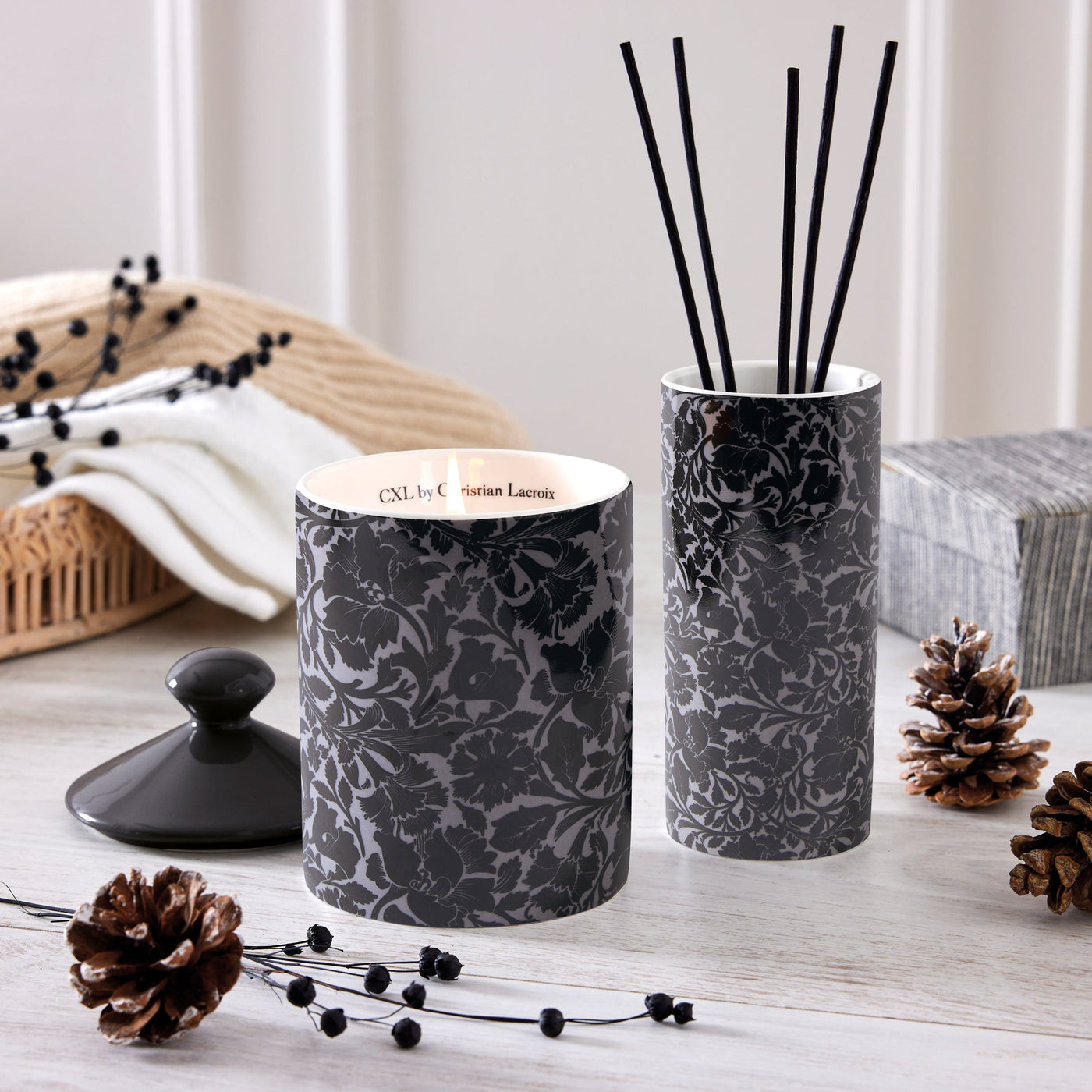 Scented candle in porcelain cup Arabesque Black - White cedar - 315 g